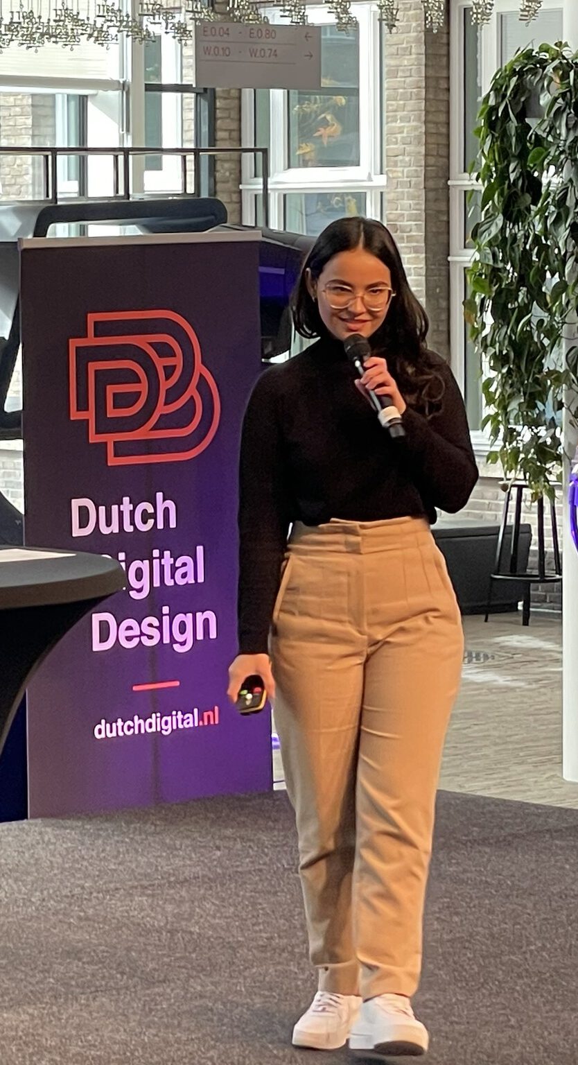 UX designer Dayhana Herrera Pitiching at the Creative jam event by Dutch Digital Design.